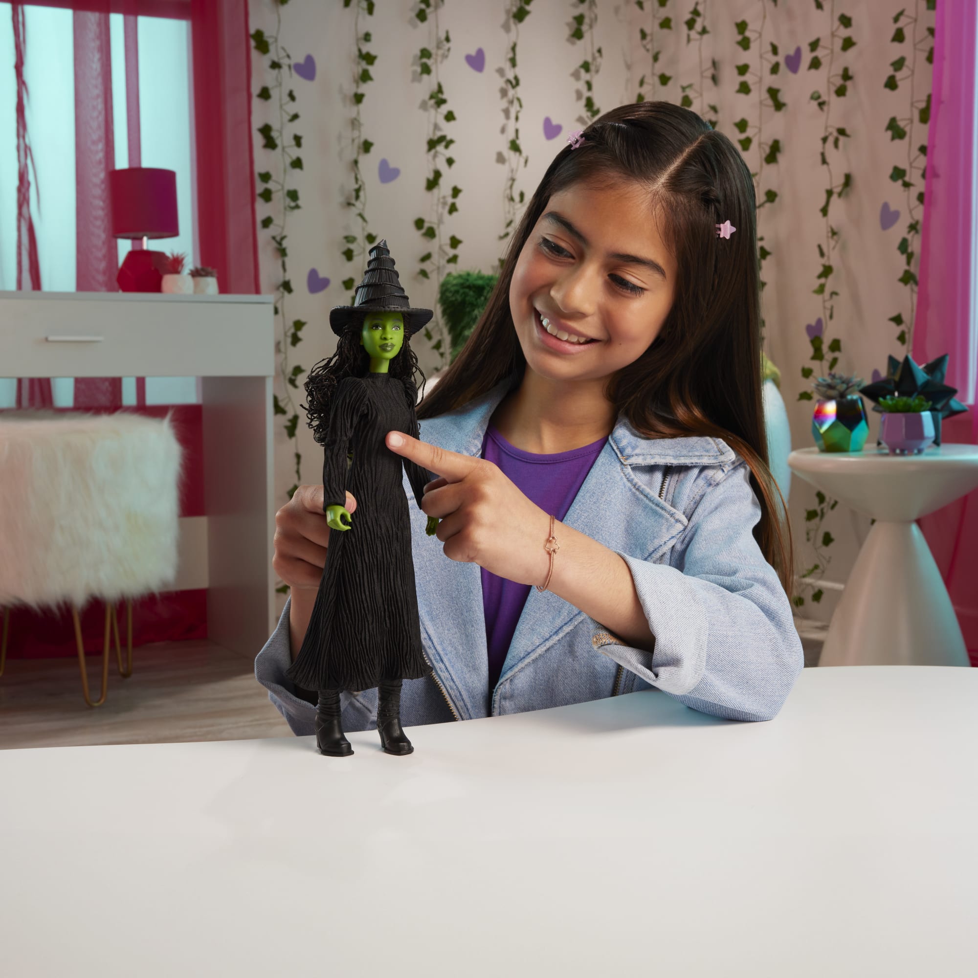 Universal Pictures Wicked Poupée Elphaba Chantante Avec Habillages et Accessoires - Bientôt Disponible